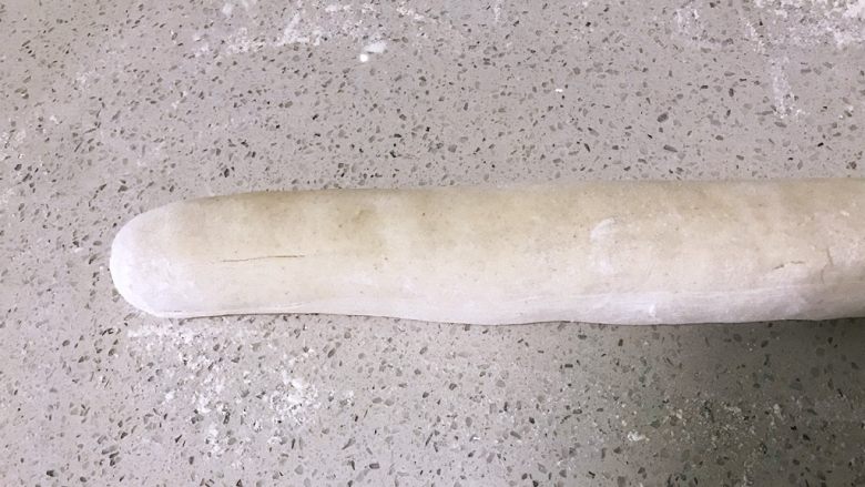 红豆圈的味道,发酵至两倍大时,拿出来排气,揉成长条。