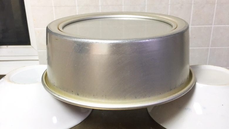 海苔芝麻肉松蛋糕,烤完立即倒扣放凉,3小时后再脱模。