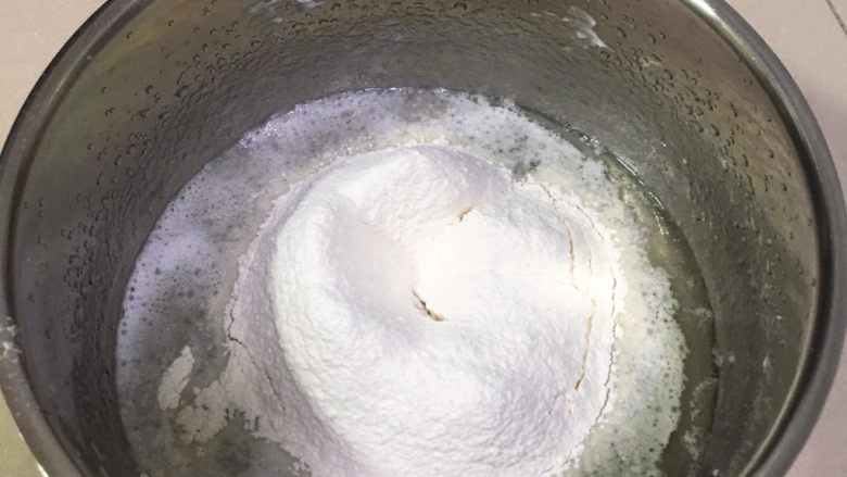 海苔芝麻肉松蛋糕,搅拌均匀后,过筛低筋粉,再次搅拌均匀。