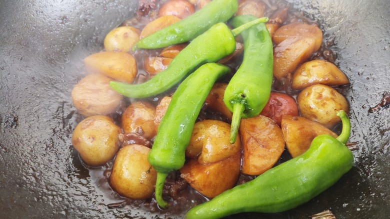 酱香风味土豆,炖20分钟之后,加入青椒。