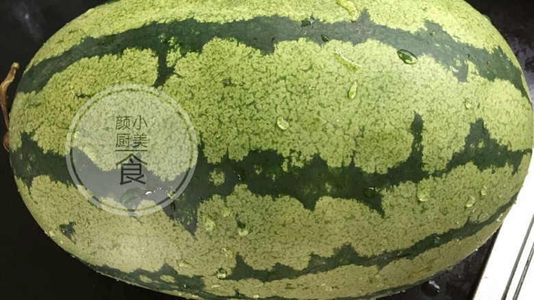 红椒炒西瓜皮,西瓜切开,用水果刀介一格格西瓜瓤放碗里,可以做西瓜汁,西瓜冰都可以,直接吃更方便。