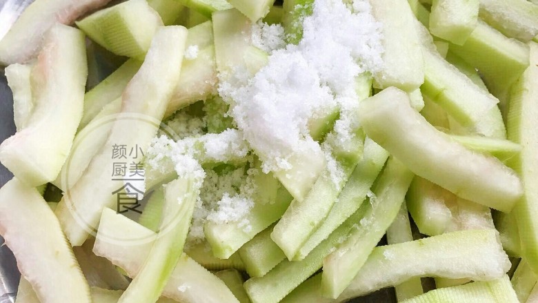 红椒炒西瓜皮,切成细条,放少许盐抓均匀腌制20分钟,腌制会有大量的水分出来,用盐腌制的目的使西瓜皮口感更加爽脆。