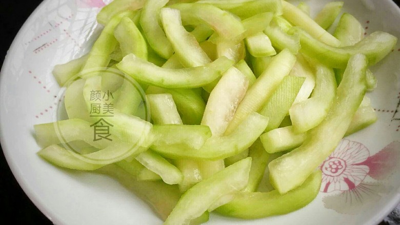 红椒炒西瓜皮,腌制好了到去多余水分,再用清水洗几次去咸味,然后抓去水分放碟子里备用。