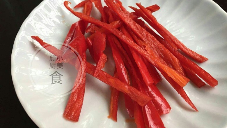 红椒炒西瓜皮,辣椒洗干净去籽切丝备用,如果喜欢吃辣的可以不用去籽,因为去籽了就不怎么辣了。