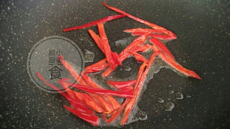 红椒炒西瓜皮,热锅倒入少许食用油烧热,先放入<a style='color:red;display:inline-block;' href='/shicai/ 86663'>红辣椒</a>丝略炒。