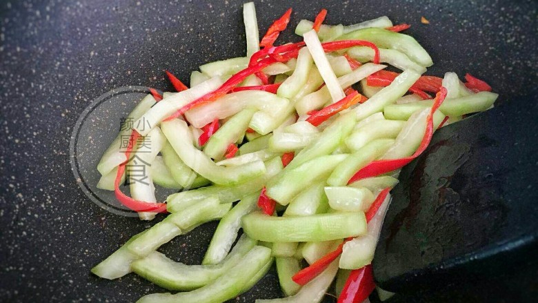 红椒炒西瓜皮,接着倒入西瓜皮下锅翻炒,翻炒2分钟。