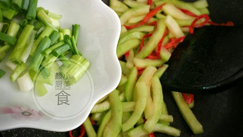 红椒炒西瓜皮,放入小葱,少许<a style='color:red;display:inline-block;' href='/shicai/ 756'>鸡精</a>翻炒几下即可出锅,因为腌制的时候放盐腌制有咸味就不用放盐了,咸淡根据个人口味适量添加,一道口感爽脆甜,非常好吃的红椒炒西瓜皮就好了,简单美味,辣椒味辣性温,瓜皮味甜性寒,温寒搭配,相得益彰,菜肴色泽亮丽。