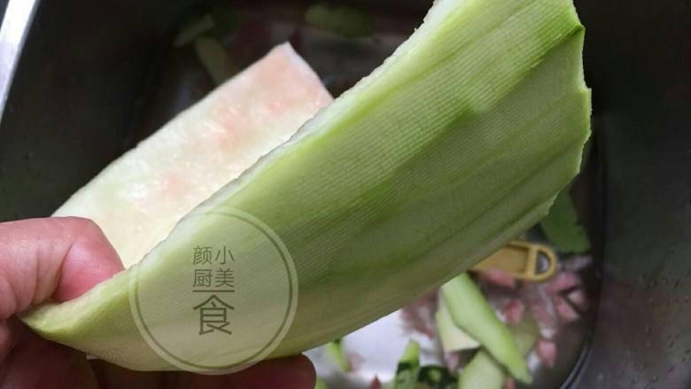 红椒炒西瓜皮,<a style='color:red;display:inline-block;' href='/shicai/ 2009'>西瓜皮</a>洗干净,刮去红色果瓤,去掉外层的绿色硬皮。