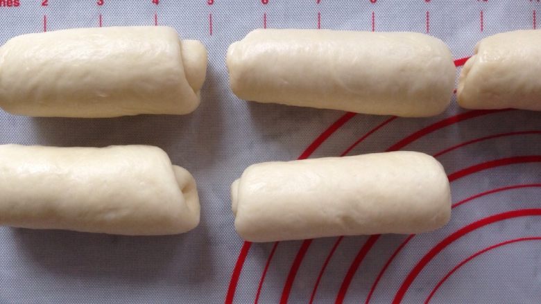 淡奶油面包,全部卷好后,盖保鲜膜松弛10分钟。