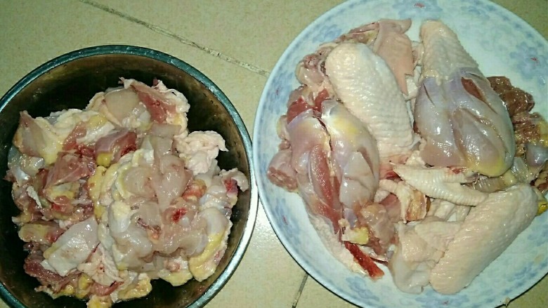 浓香椰子鸡,鸡肉剁成鸡块,鸡翅膀、头部、鸡腿与鸡骨头较多的部分分开放,用来煲汤。