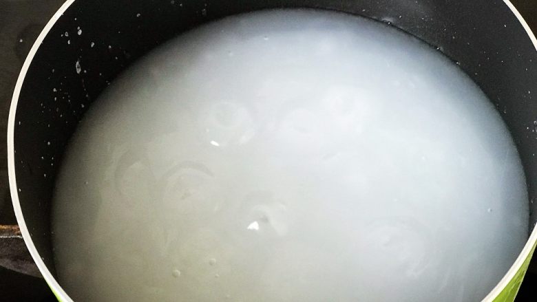 自制豌豆凉粉&凉拌凉粉,表面冒泡就关火;