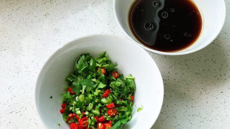 自制豌豆凉粉&凉拌凉粉,调料全部准备完成;