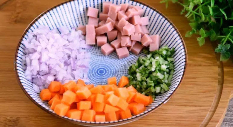 美味西餐土豆沙拉的做法,胡萝卜、火腿切丁,黄瓜、洋葱切小粒备用