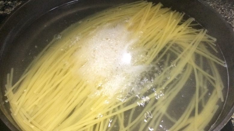 简单美味的番茄肉酱意粉,锅里放适量水烧开,加少许盐,再放入意面煮约10分钟。
煮好后捞出沥干水份,加少许<a style='color:red;display:inline-block;' href='/shicai/ 140122'>玉米油</a>拌匀后备用。
意面的包装袋上会有注明煮的时间,或者自己试一下面的软硬,再增减煮面的时间。