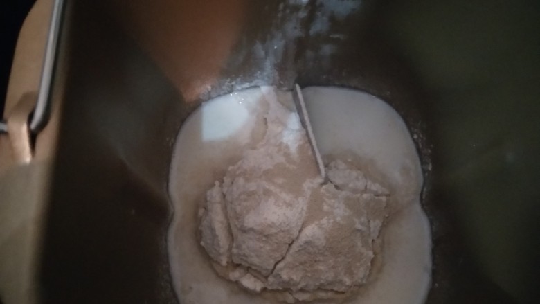 紫薯卷面包,在面包机里依次放上牛奶、一角放糖,对角放盐、加面粉、加酵母(盐跟酵母不要挨在一起,挨在一起酵母容易失效)材料具体放多少量呢,我也没看菜谱,随意加的,启动揉面程序揉10分钟