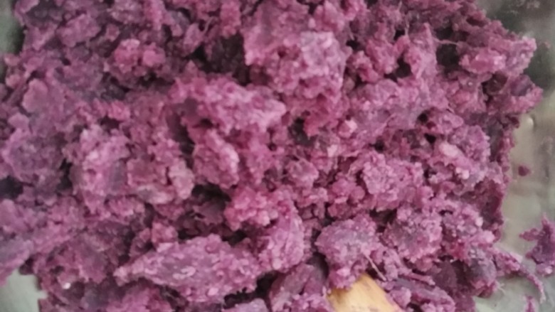 紫薯卷面包,期间开始蒸紫薯,捣成紫薯泥