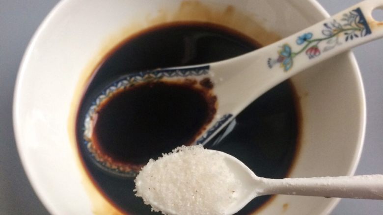 糖醋藕丁,6、盐1小匙。
我用的是调料盒子里配的迷你小匙,可根据自己的口味将盐的用量略调整,一般1到2小匙。