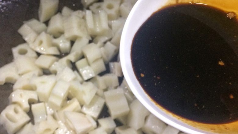 糖醋藕丁,10、适量油加热,倒入藕丁翻炒一下,然后倒入糖醋汁。