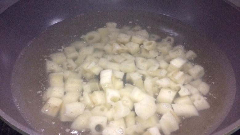 糖醋藕丁,9、适量水烧开,将藕丁焯水后捞出,沥干水备用。
注意:必须沥干水。