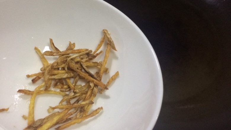 香煎秋刀鱼,4、煎至如照片中的焦黄模样,便可夹走姜丝。