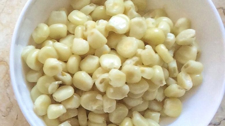 小孩最爱的下饭菜:火腿玉米毛豆杂炒,玉米整条蒸熟后剥成粒。
我用的是东北的甜糯玉米,或者甜玉米代替。
其实我是根据冰箱库存搭配的材料,没有特别讲究,哈哈哈。