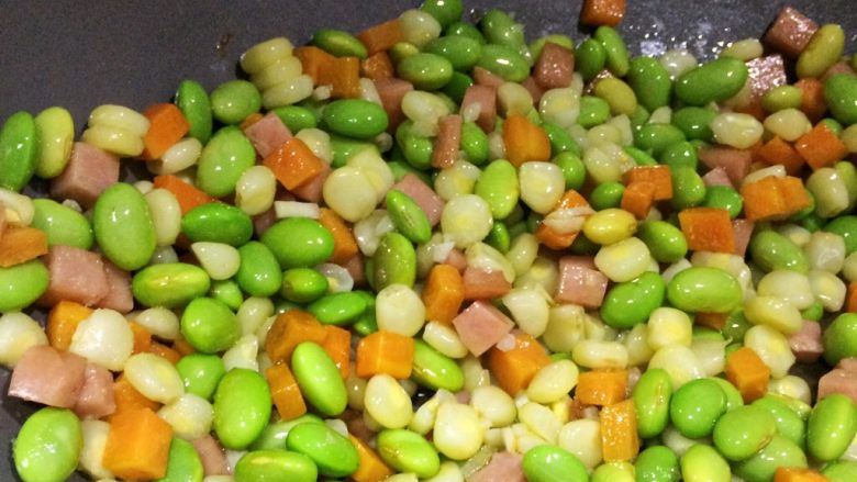 小孩最爱的下饭菜:火腿玉米毛豆杂炒,翻炒均匀即可。