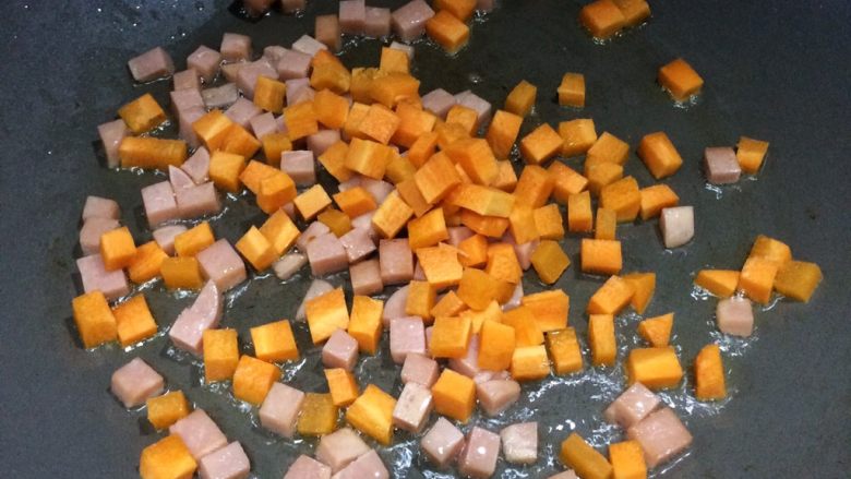 小孩最爱的下饭菜:火腿玉米毛豆杂炒,再放入焯过水的胡萝卜粒翻炒。