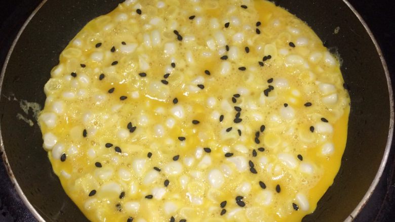 快手营养早餐:芝士甜玉米鸡蛋饼,撒上黑芝麻。