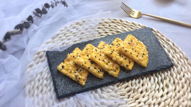 快手营养早餐:芝士甜玉米鸡蛋饼,成品图。