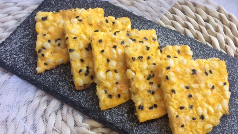 快手营养早餐:芝士甜玉米鸡蛋饼,我家桐桐一边吃着饼,顺便还夸了我好几回:妈妈,这个饼很好吃啊!
看着她幸福的小样,累点也值得呢……