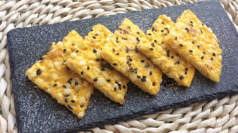 快手营养早餐:芝士甜玉米鸡蛋饼,芝士的添加能增添风味。
