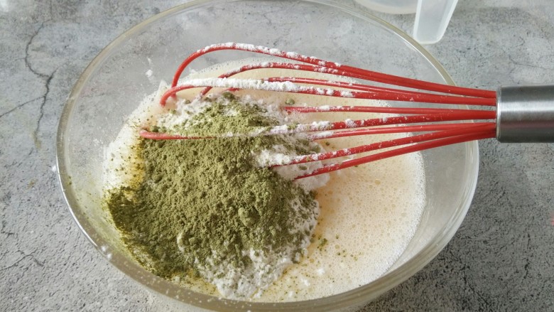 抹茶毛巾卷,再把抹茶粉倒进去好了哈!(也可以将低筋面粉和抹茶粉提前过筛)