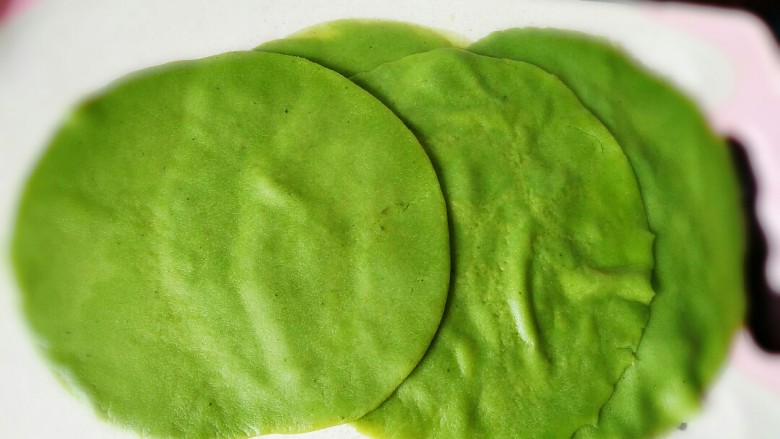 抹茶毛巾卷,每一个饼皮都这么操作哈,一共能烙6张,做两个卷正好~
现在给它们放凉了再用