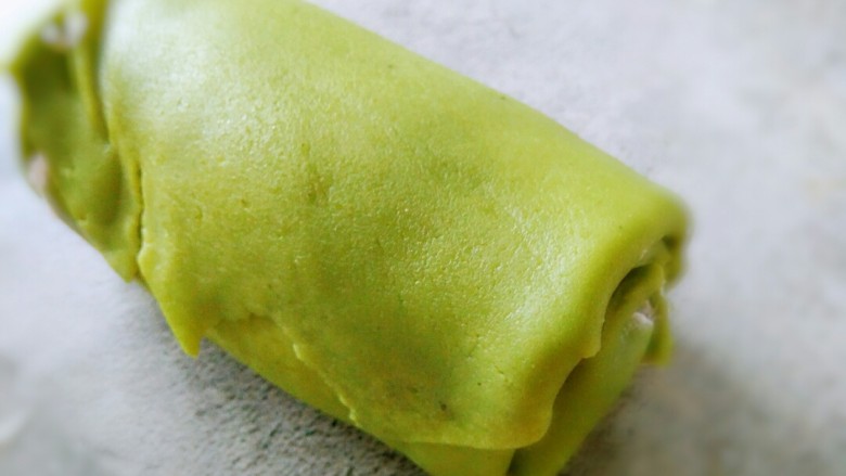 抹茶毛巾卷,从一头卷起即可,(先别着急切,冷藏2小时以上再切块吃吧)