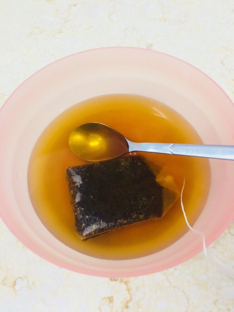 伯爵红茶爆酱蛋糕,泡茶，将75g热水加入盛有茶泡的杯中，浸泡10分钟左右，例出茶汁备用。