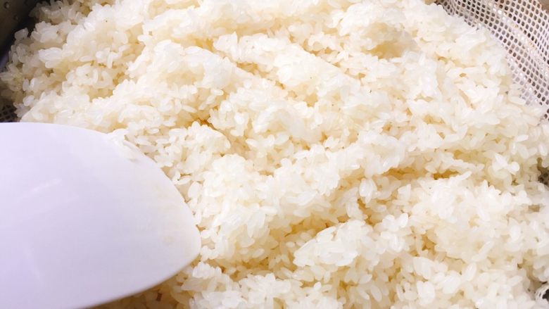 中式手抓糯米饭团,大火蒸20分钟,如果觉得干可以撒点温水,再焖一会儿