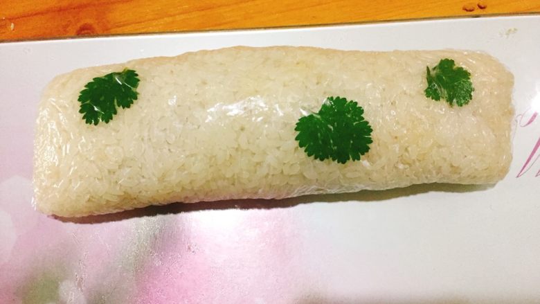 中式手抓糯米饭团,开始卷,和寿司一样的卷法,由下往上卷