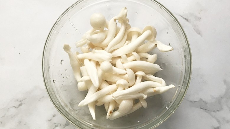 小鸡炖蘑菇,小鲜菇去除根蒂,清洗干净