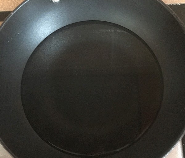 小鸡炖蘑菇,锅里倒入半锅清水,加姜片,放入鸡肉焯水去腥味。