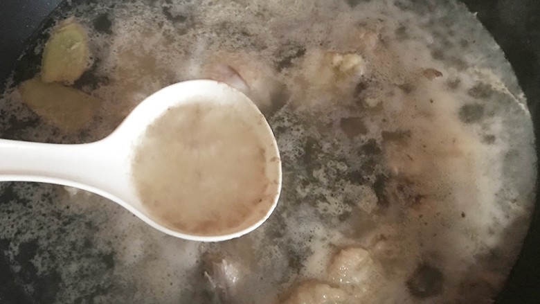 小鸡炖蘑菇,等到水滚开之后,用勺子去除鸡肉的漂浮。