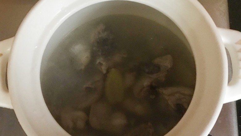 小鸡炖蘑菇,漂浮去除之后,连汤带肉一起倒入砂锅中。