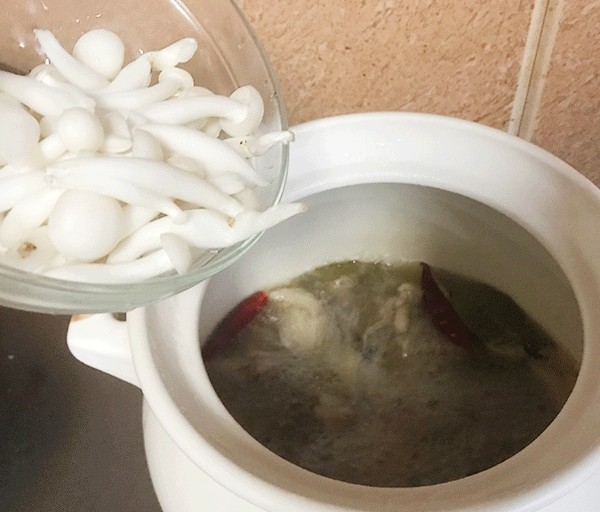 小鸡炖蘑菇,等锅底汤汁滚开之后,倒入小鲜菇,香菇,红枣,枸杞用大火煮15分钟左右。