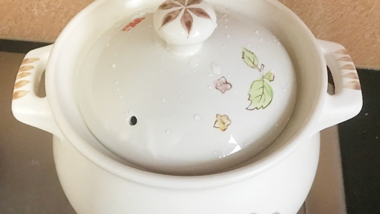 小鸡炖蘑菇,然后盖上盖子,小火慢炖1个小时左右。