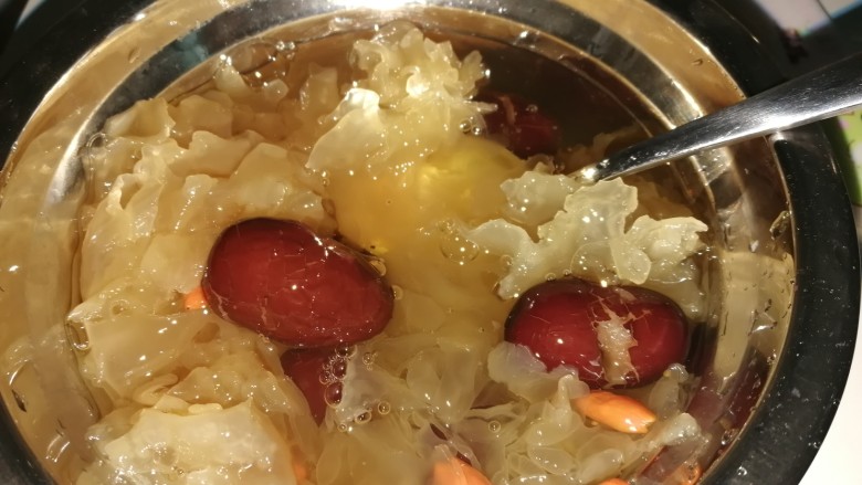 红枣枸杞银耳汤
