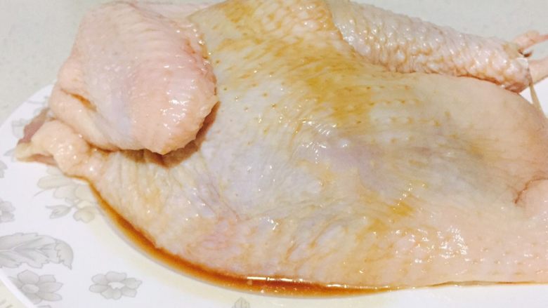 超简单电饭锅焖鸡,鸡先洗干净,用酱油,盐,油,抹均匀后腌制半小时,喜欢重口味的可以抹多点。