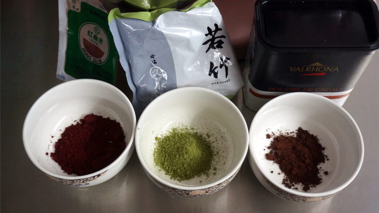 西瓜插画面包,准备红曲粉（甜菜根粉更好），抹茶粉（菠菜粉更好），<a style='color:red;display:inline-block;' href='/shicai/ 920'>可可粉</a>（深黑<a style='color:red;display:inline-block;' href='/shicai/ 920'>可可粉</a>更好）。
