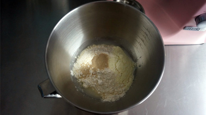 西瓜插画面包,将面团食材中除黄油外的食材放入厨师机,先低速1档和面至无干粉状态,然后转3档和面3分钟。