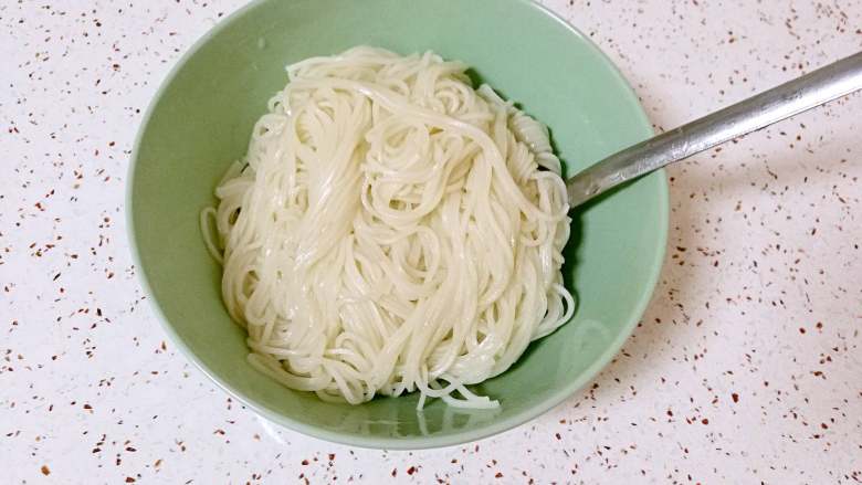 花仙子早餐面,煮好的面条过凉水,放一点熟油拌一下,以免粘成一坨。
