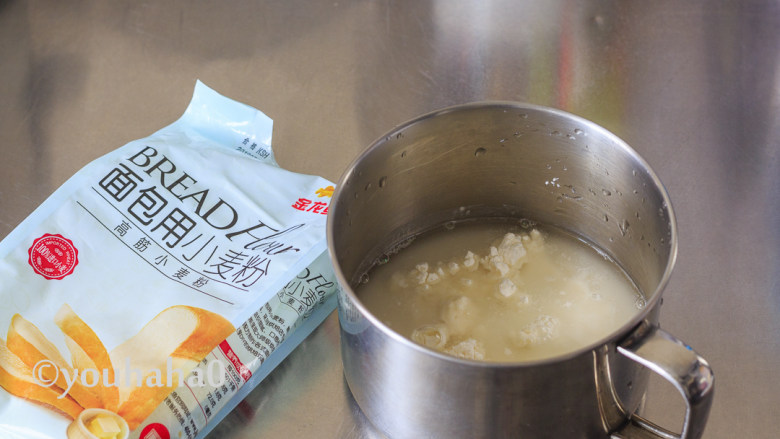 汤种牛奶吐司,先制作汤种,金龙鱼面包用小麦粉加入清水搅拌至无颗粒即可。
