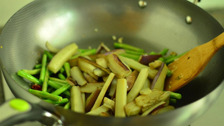 茄子炒豆角,炒制豆角断生后放入茄子同炒